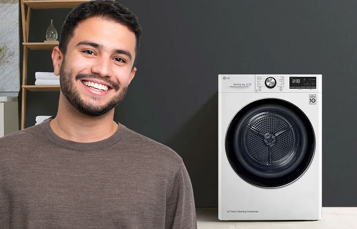 Lachende man naast LG wasmachine en droger voor sectie veelgestelde vragen over storingen