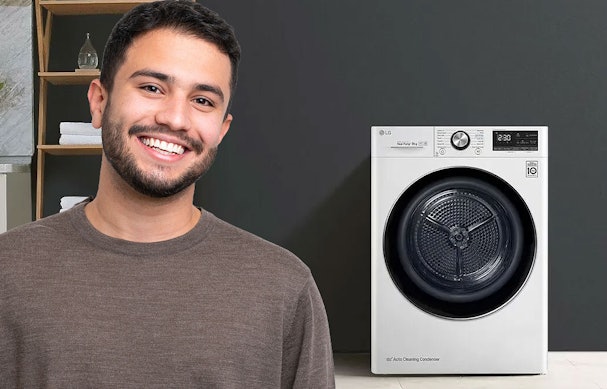 Lachende man naast LG wasmachine en droger voor sectie veelgestelde vragen over storingen