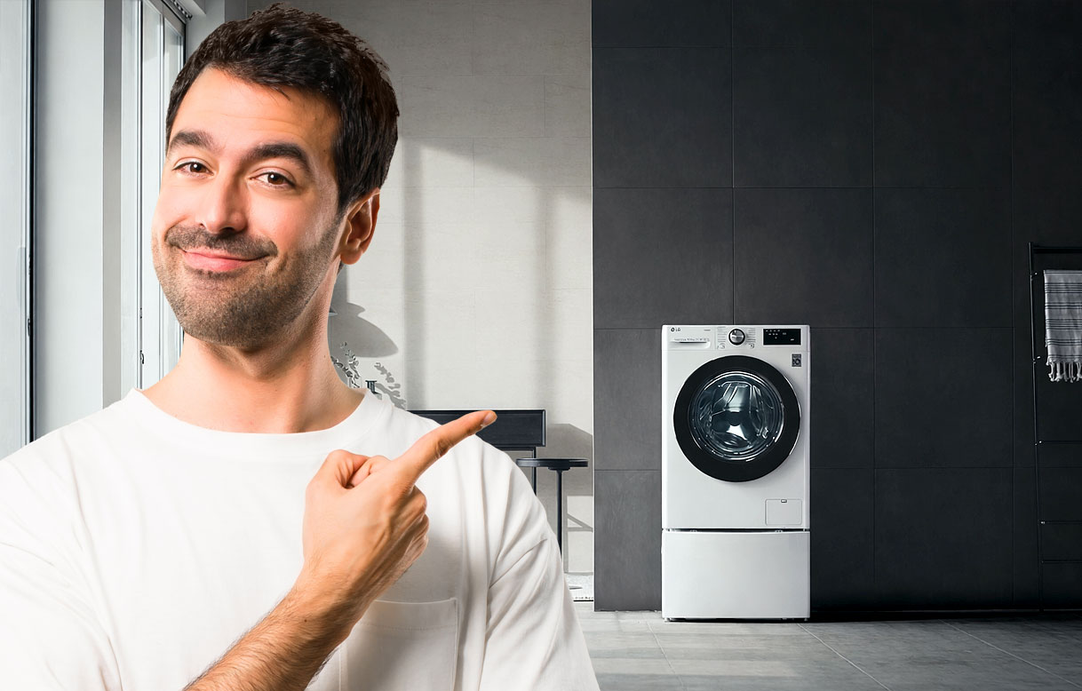 Tevreden man met smartphone naast LG wasmachine voor de veelgestelde vragen sectie