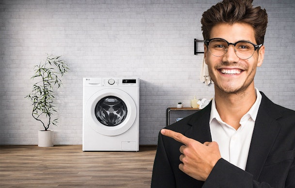Lachende man met bril wijst naar LG wasmachine voor de veelgestelde vragen sectie