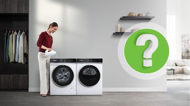 Vrouw bij Siemens wasmachines met vraagteken voor veelgestelde vragen over iDos