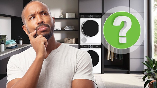 Man in keuken denkt na over vragen met vraagteken icoon