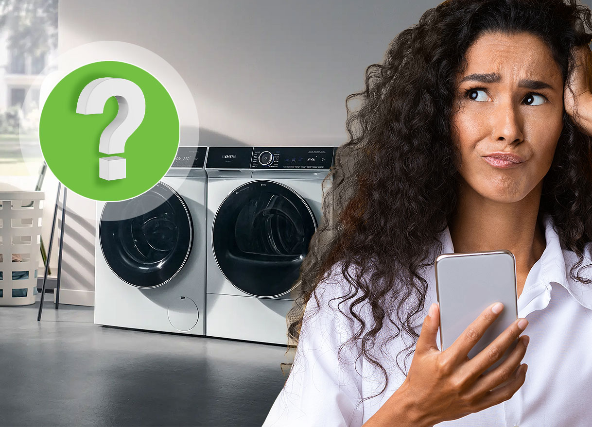 Vrouw met smartphone kijkt vragend naar Siemens wasmachine met vraagteken-icoon
