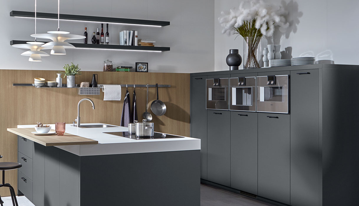 Moderne grijze keuken met kookeiland, houten achterwand en open wandplanken voor een stijlvolle en veelzijdige uitstraling.