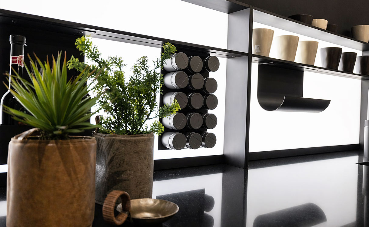 Open kruidenrek met magnetische bakjes, decoratieve planten en accessoires in keuken