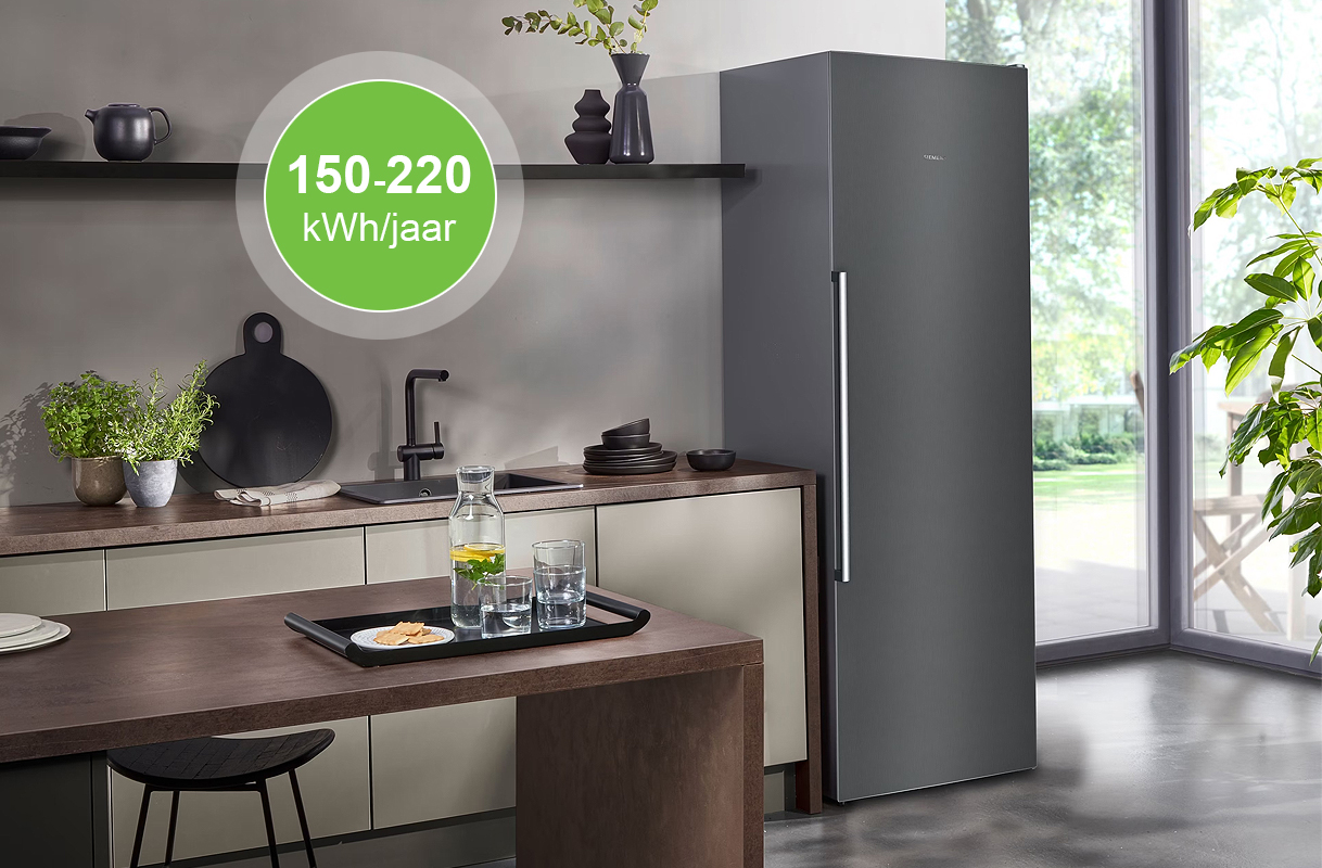 Moderne staande vriezer in een keuken, met weergegeven energieverbruik van 150–220 kWh per jaar.
