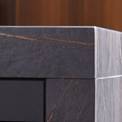 Keramisch werkblad met natuursteenlook en matte afwerking.