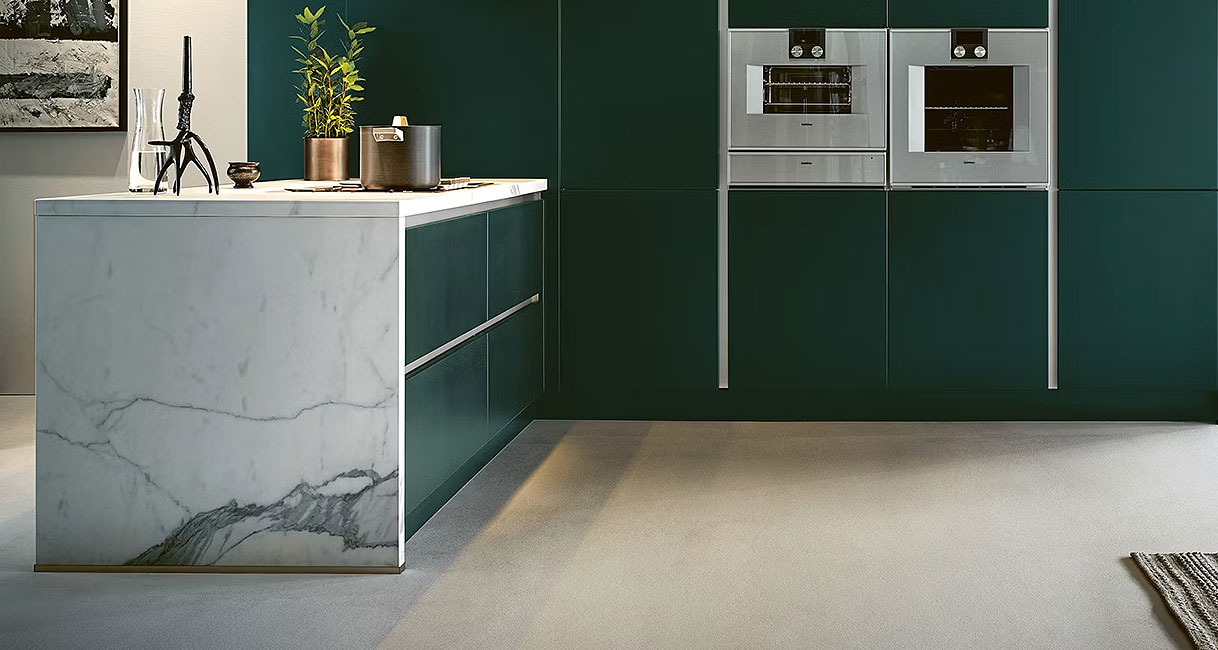 Keuken met schiereiland in verlengde van kastenwand, marmer werkblad en groene fronten
