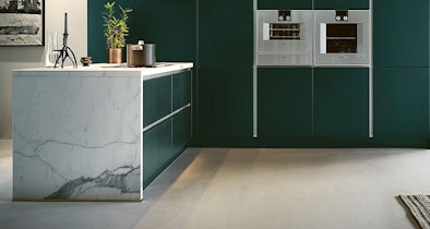 Keuken met schiereiland in verlengde van kastenwand, marmer werkblad en groene fronten