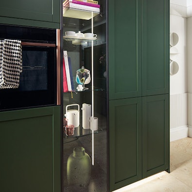 Verlichte hoge vitrinekast