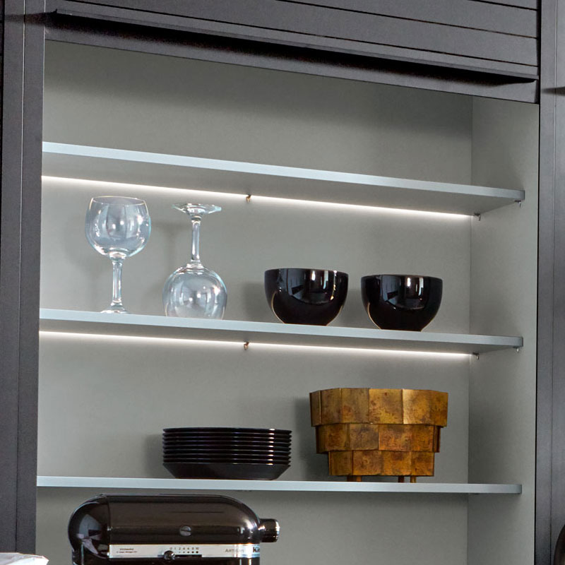 Open nissen met glazen planken en LED-verlichting.