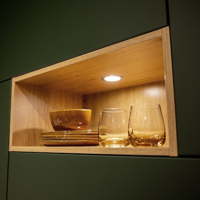 Verlichte vakkenkast