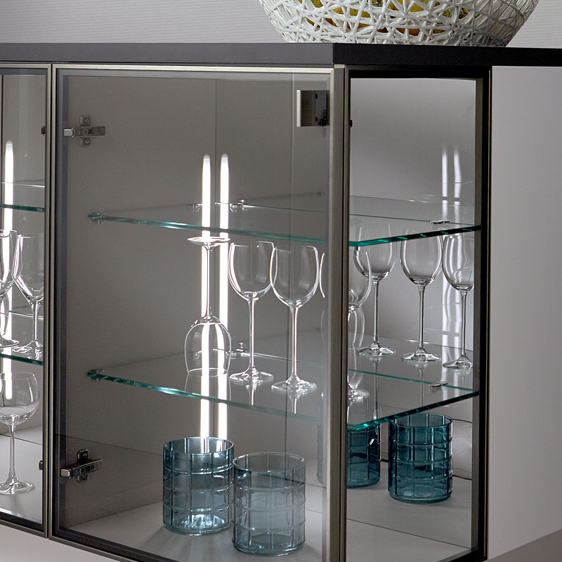 Verlichte vitrineeiland met glazen planken en LED.