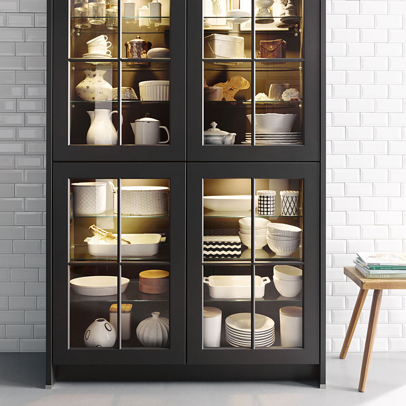 Verlichte vitrinekast met lamellendeuren