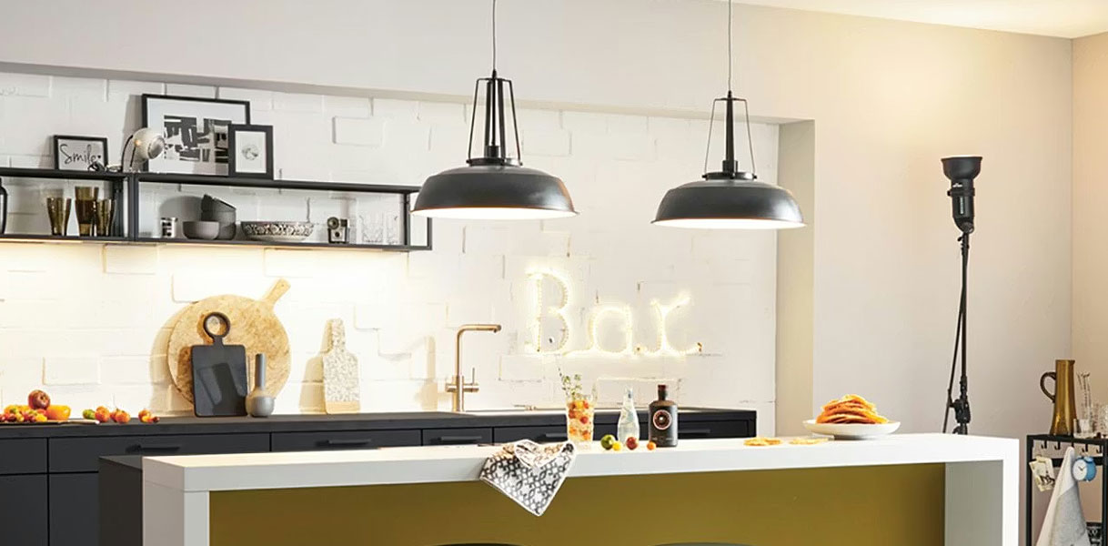 Industriële keuken met grote metalen hanglampen boven kookeiland