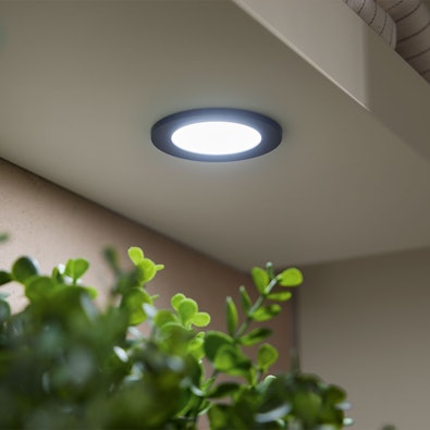 Geïntegreerde verlichting onder keukenkast verlicht werkblad subtiel.