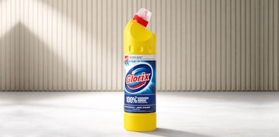 Fles Glorix bleek die je niet moet gebruiken voor de magnetron omdat het materiaal beschadigt en dampen achterlaat