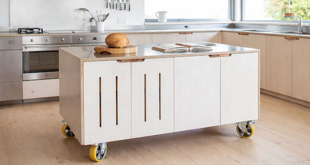 Verrijdbaar keukeneiland op wielen met lichte fronten en houten werkblad in compacte keuken