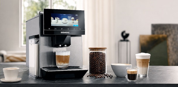 Siemens koffiemachine met bonen en melkopschuimer die een cappuccino en latte macchiato zet