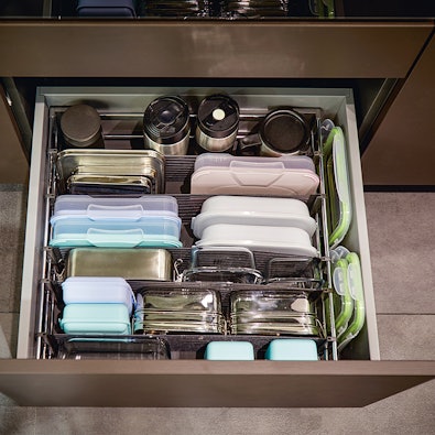 Verstelbare ladeverdelers voor grote keukenlades.