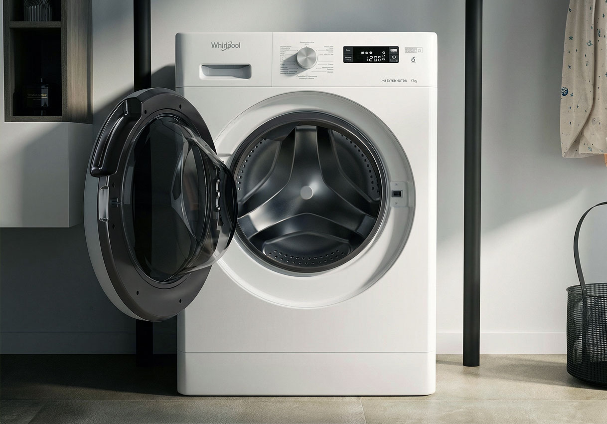 Whirlpool wasdroger met open deur in moderne wasruimte