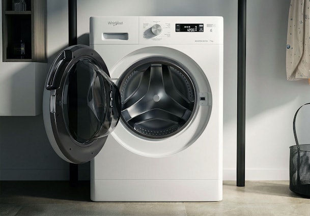 Whirlpool wasdroger met open deur in moderne wasruimte