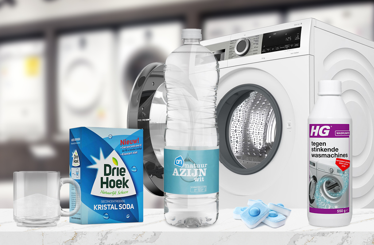 Reinigingsmiddelen tegen vetluis: doos Driehoek kristalsoda, fles AH natuurazijn, vaatwastabletten en HG wasmachinereiniger voor een wasmachine