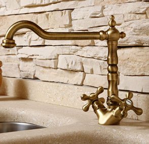 Oude koperen keukenkraan