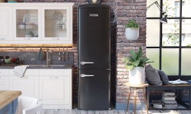 Vintage retro koelkast voor bakstenen muur.