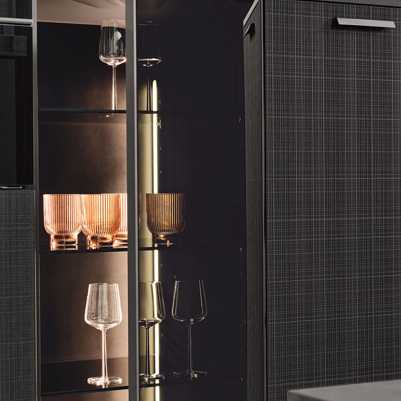 Verlichte vitrinekast met rookglasdeuren