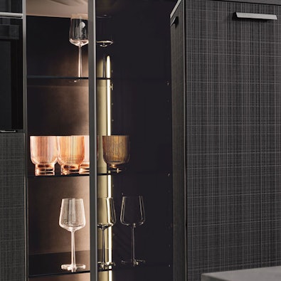 Verlichte vitrinekast met rookglasdeuren