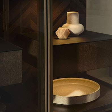 Vitrinekast achterwand visgraatpatroon hout