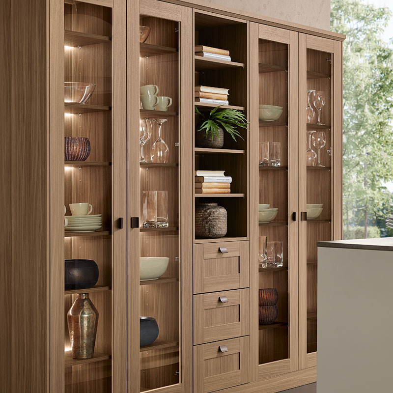 Houten vitrinekast met glazen deuren en verlichting.
