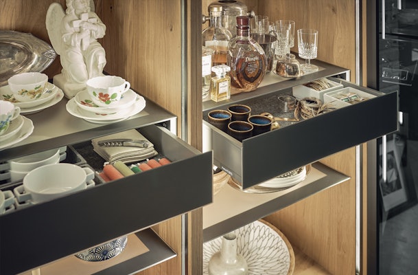 Vitrinekast materialen hout, metaal en glas.