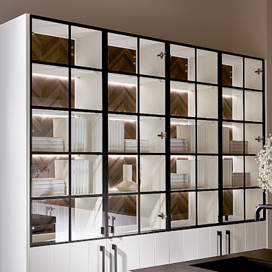 Zwarte roededeuren voor vitrinekast met visgraatachterwand.