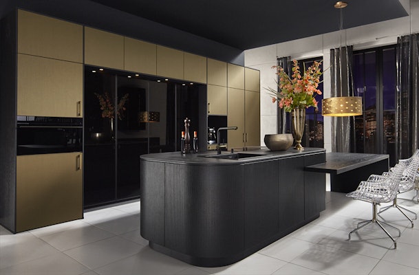 Luxe vitrinekasten in een moderne keuken.