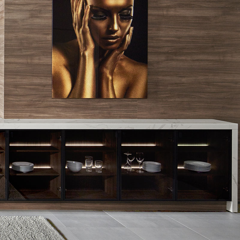 Gerookt glazen vitrinekasten met geïntegreerde LED-verlichting.