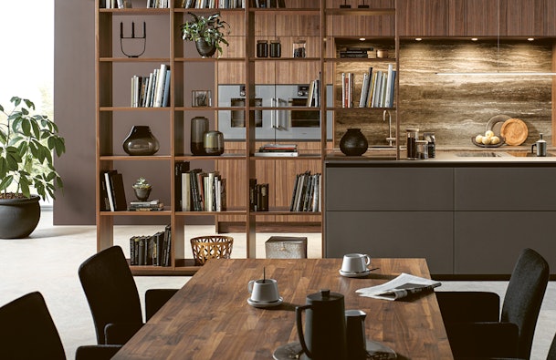 De next125 tafel zorgt voor een vloeiende overgang tussen de keuken en de woonkamer