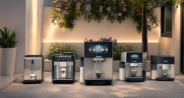 Vier volautomatische koffiemachines van Siemens op een rij die bonen malen en koffie zetten op het aanrecht