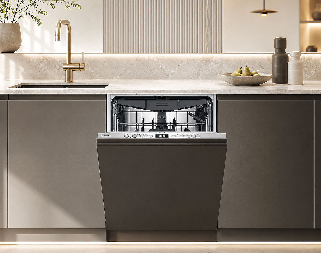 Volledig geïntegreerde Siemens vaatwasser met eigen front in een lichte keuken
