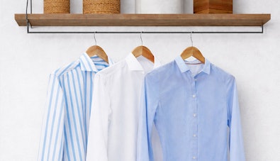 Droge overhemden klaar voor stoombehandeling