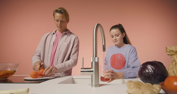 Gebruik van een 5-in-1 Quooker systeem met CUBE voor gekoeld en bruisend gefilterd water in de keuken