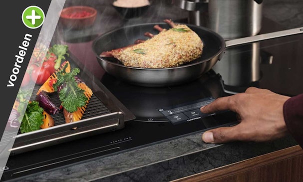 Hand bedient AEG SenseBoil inductiekookplaat met pan en grillplaat vol groenten
