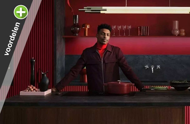 Man in moderne keuken met AEG FlexBridge kookplaat