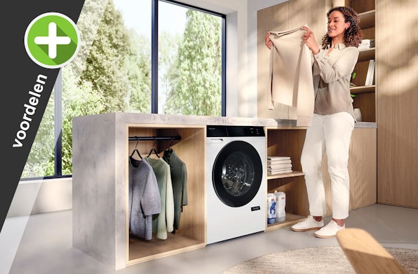 Vrouw in moderne wasruimte Miele W2 Nova Edition voordelen InfinityCare TwinDos