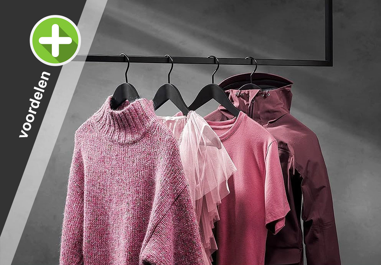 Roze kleding hangt aan kledingrek na drogen met Miele DryCare 40 functie