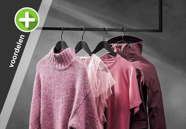 Roze kleding hangt aan kledingrek na drogen met Miele DryCare 40 functie