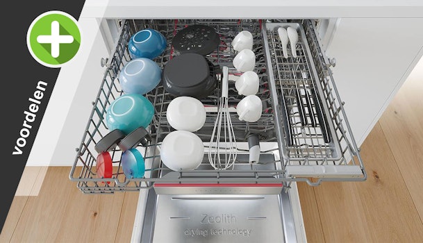 Perfect dry wasmachine lade met plastic, servies en messen