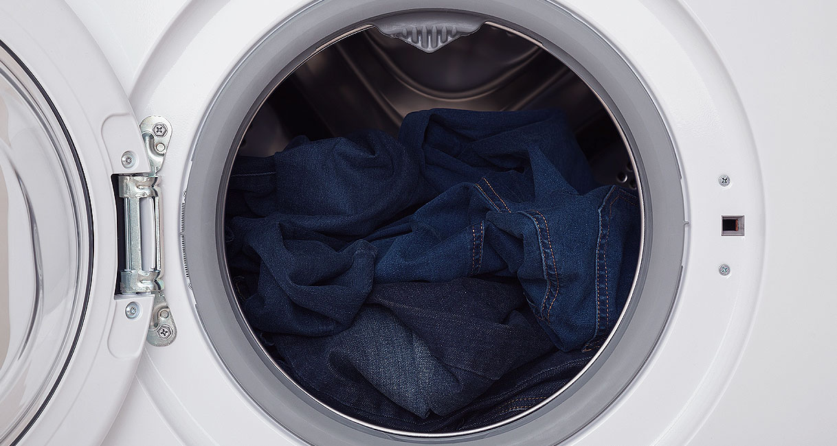 Jeans in droger trommel met methode voor voordrogen en nadrogen aan de lucht