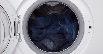 Jeans in droger trommel met methode voor voordrogen en nadrogen aan de lucht